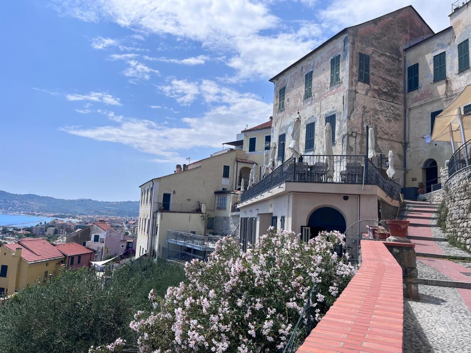 La Finestra Sul Borgo Bed & Breakfast Cervo Exterior photo