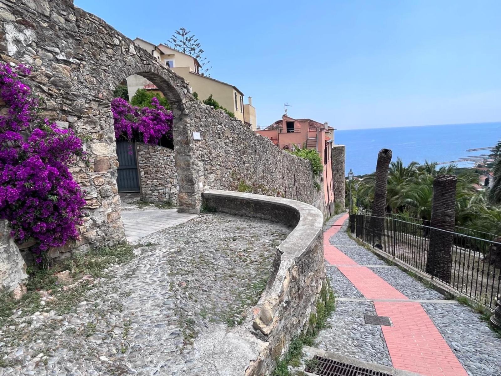 La Finestra Sul Borgo Bed & Breakfast Cervo Exterior photo