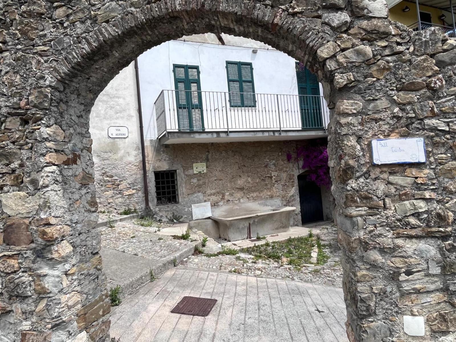 La Finestra Sul Borgo Bed & Breakfast Cervo Exterior photo